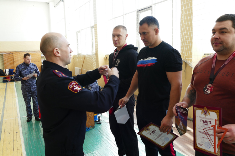 Лучших бойцов вневедомственной охраны Росгвардии определили на чемпионате по комплексному единоборству в Иркутске (видео)