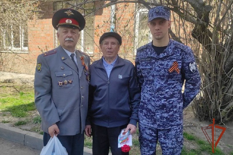 Росгвардейцы Иркутской области поздравили ветеранов войны и тружеников тыла с 80-летием Победы 