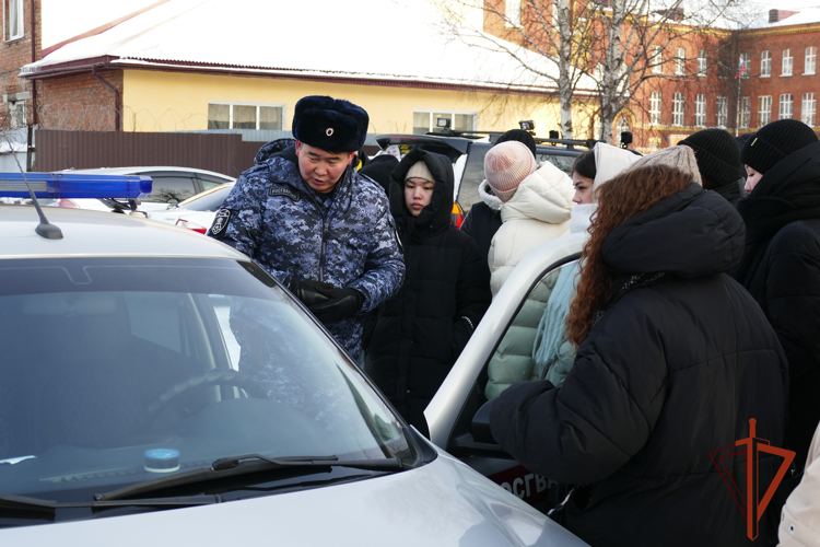 В Иркутске росгвардейцы провели для студентов день открытых дверей 