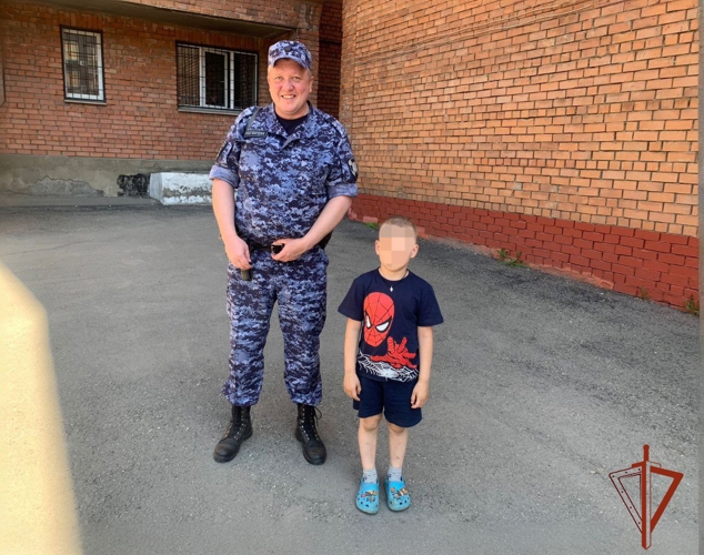 В Иркутске сотрудники Росгвардии нашли и вернули родителям пропавшего ребенка