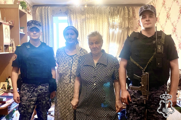 Росгвардейцы из Шелехова помогли вернуться домой пенсионерке, страдающей потерей памяти