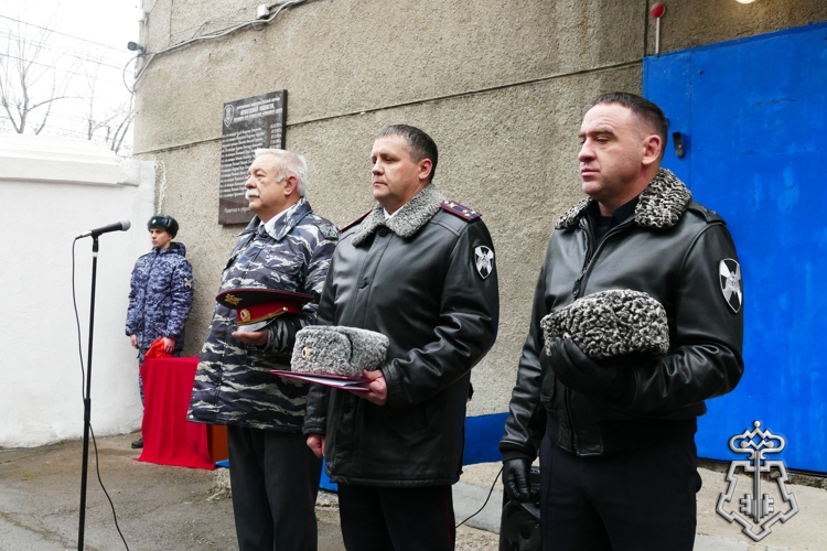 В День вневедомственной охраны росгвардейцы из Иркутска открыли мемориальную доску памяти погибших коллег