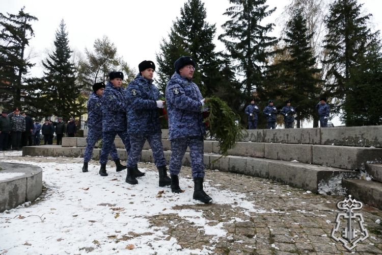 В День вневедомственной охраны росгвардейцы из Иркутска открыли мемориальную доску памяти погибших коллег