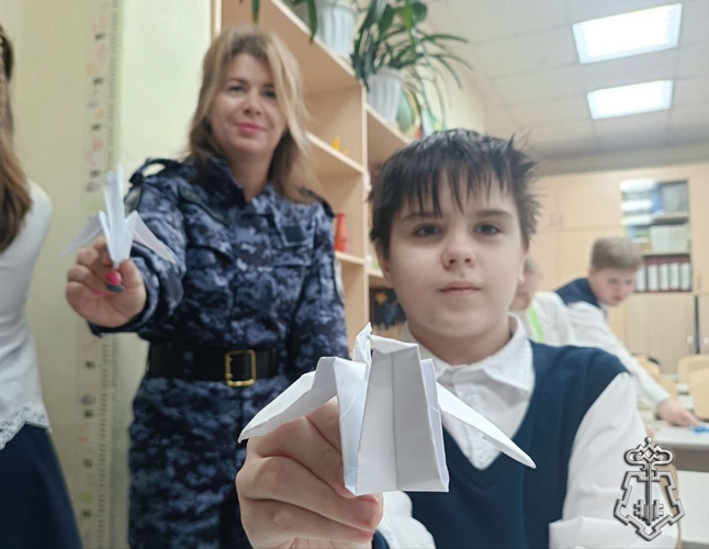 Росгвардейцы вместе с подшефными классами изготовили оригами во Всемирный день белых журавлей 