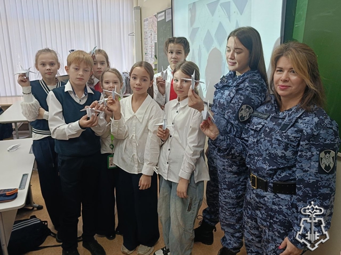 Росгвардейцы вместе с подшефными классами изготовили оригами во Всемирный день белых журавлей 