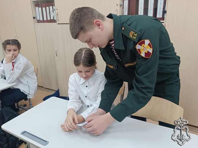 Росгвардейцы вместе с подшефными классами изготовили оригами во Всемирный день белых журавлей 