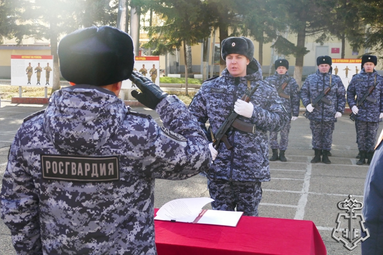 В Иркутске молодые сотрудники Росгвардии торжественно приняли присягу, пополнив ряды вневедомственной охраны