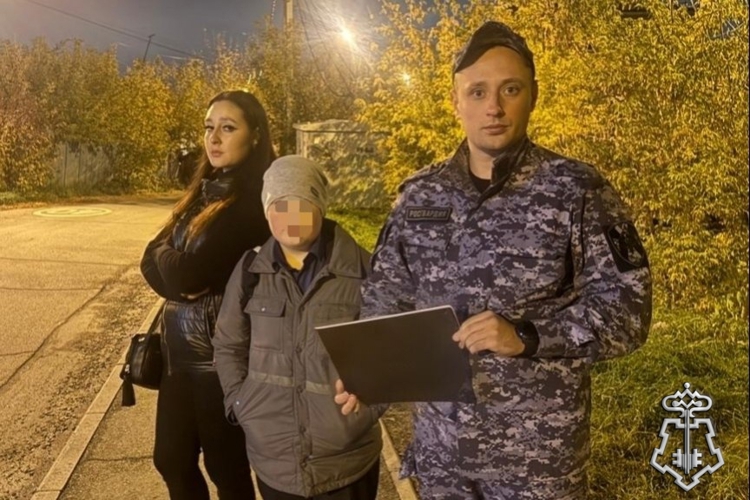 Сотрудники Росгвардии из Иркутска оперативно разыскали и вернули родителям потерявшегося мальчика
