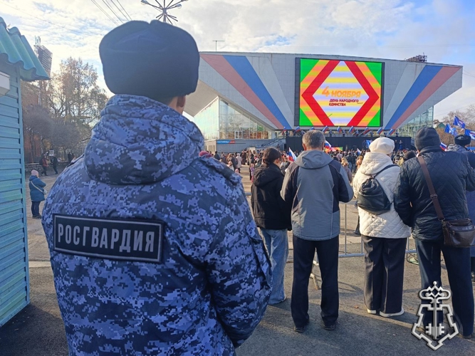 Росгвардейцы обеспечили безопасность празднования Дня народного единства в Иркутской области и присоединились к памятному шествию