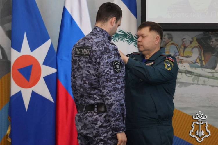 Иркутские росгвардейцы награждены медалями МЧС за спасение мужчины на пожаре  