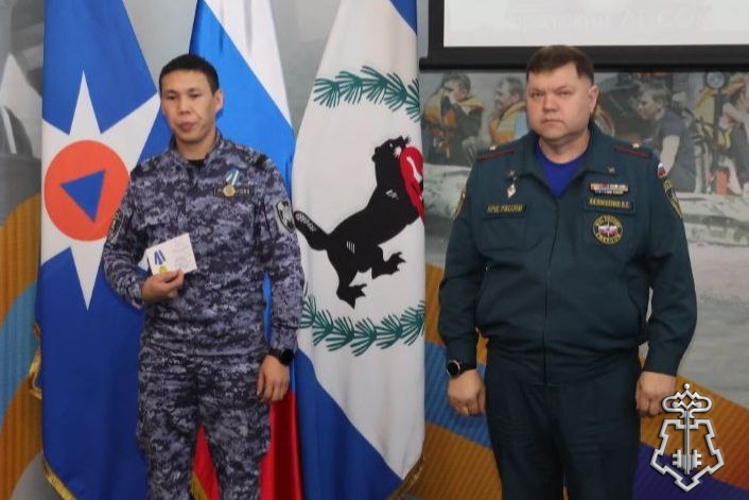 Иркутские росгвардейцы награждены медалями МЧС за спасение мужчины на пожаре  