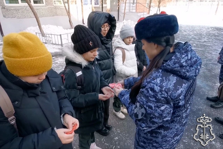 В Иркутской области росгвардейцы с учениками профильного класса провели акцию "Позвони маме" 