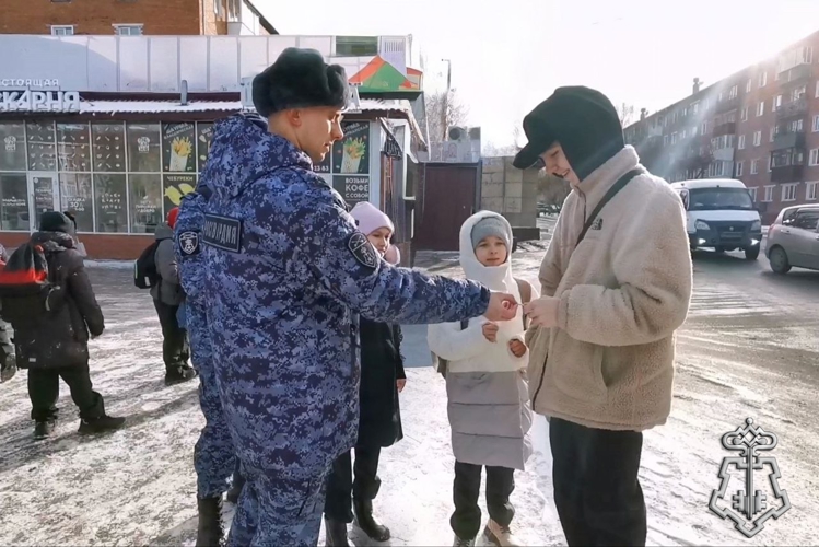 В Иркутской области росгвардейцы с учениками профильного класса провели акцию "Позвони маме" 