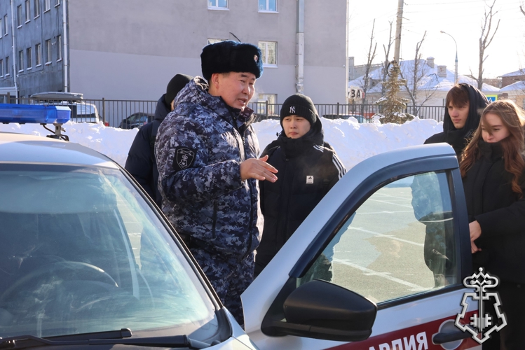Сотрудники вневедомственной охраны провели «Курс молодого росгвардейца» для студентов-правоохранителей из Иркутска 