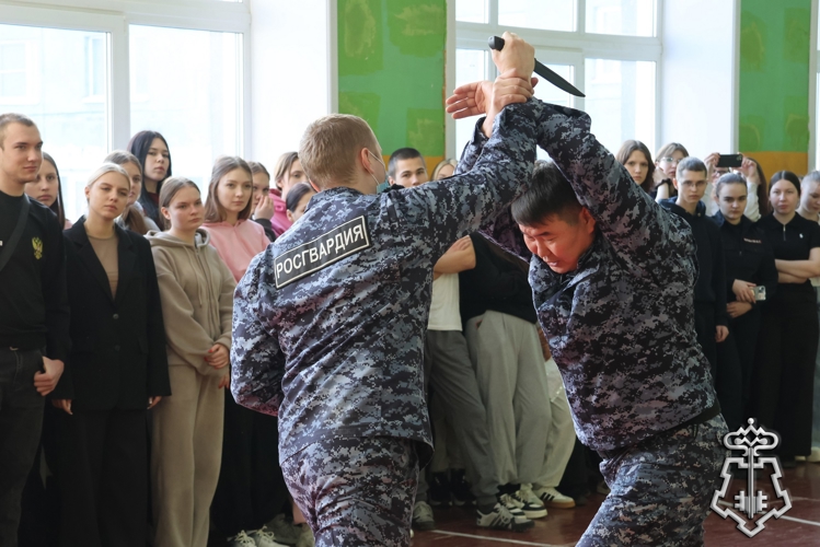 Сотрудники вневедомственной охраны провели «Курс молодого росгвардейца» для студентов-правоохранителей из Иркутска 