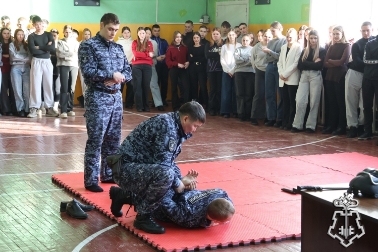 Сотрудники вневедомственной охраны провели «Курс молодого росгвардейца» для студентов-правоохранителей из Иркутска 