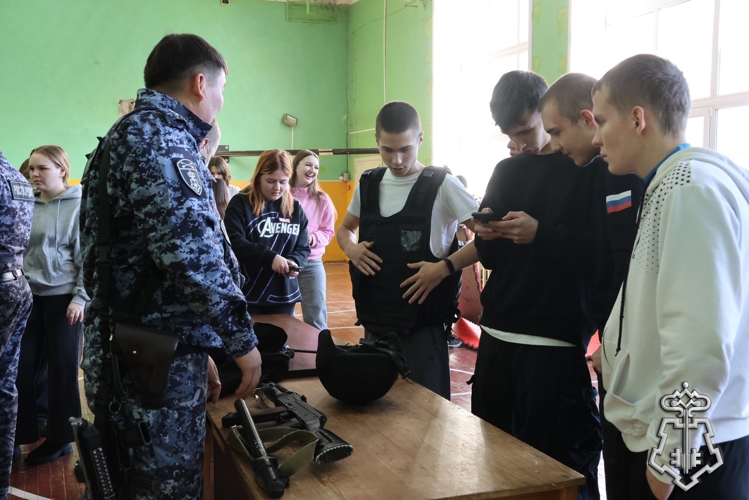 Сотрудники вневедомственной охраны провели «Курс молодого росгвардейца» для студентов-правоохранителей из Иркутска 