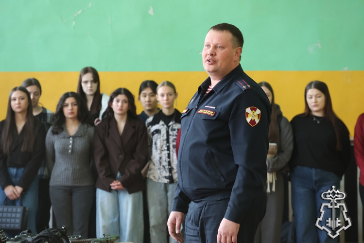 Сотрудники вневедомственной охраны провели «Курс молодого росгвардейца» для студентов-правоохранителей из Иркутска 
