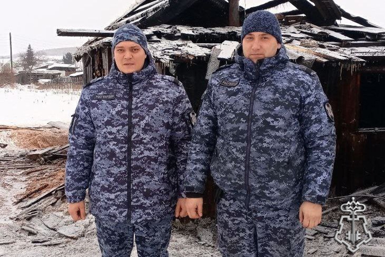 Росгвардейцы спасли женщину и троих детей от пожара в Иркутской области 