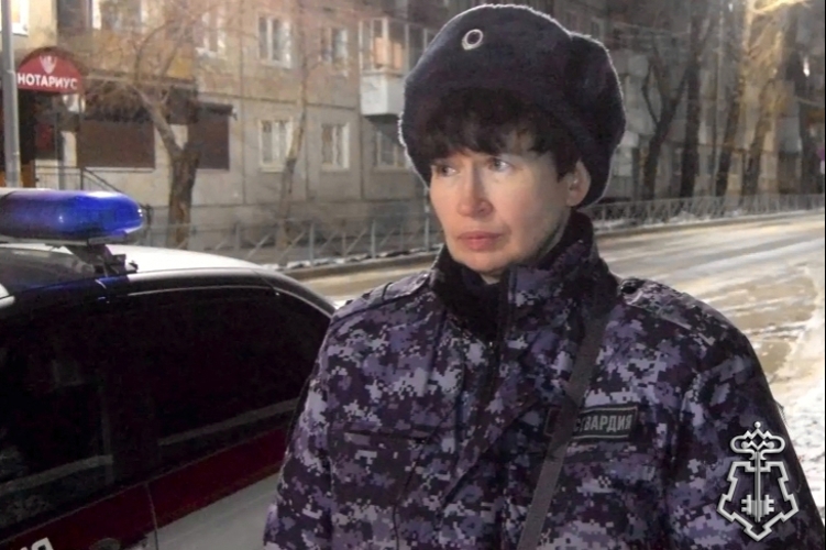 В рамках Всероссийской ведомственной акции "Росгвардия. Защитницы Отечества" сотрудница вневедомственной охраны из Иркутска стала героем новостного сюжета