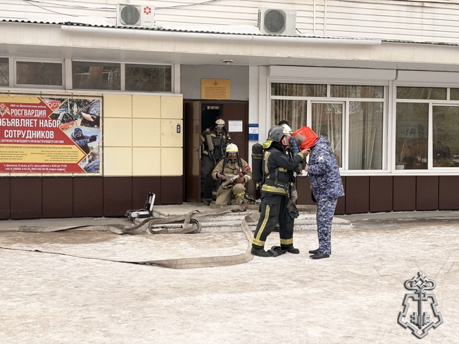 Сотрудники вневедомственной охраны Росгвардии и МЧС из Иркутской области провели совместные учения по эвакуации личного состава из горящего здания