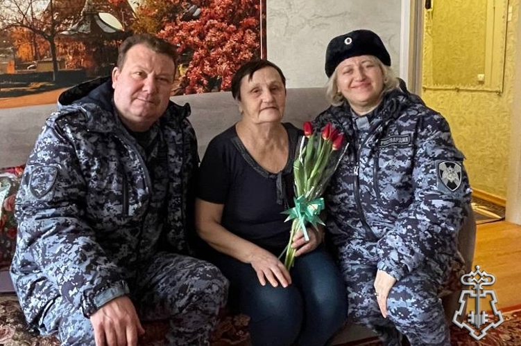 В преддверии 8 Марта росгвардейцы Приангарья поздравили вдов и матерей сотрудников вневедомственной охраны, погибших при исполнении служебного долга