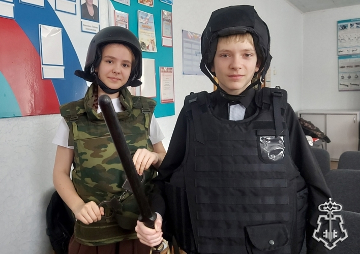 К 10-летию Росгвардии сотрудники вневедомственной охраны из Иркутской области познакомили школьников со службой в ведомстве