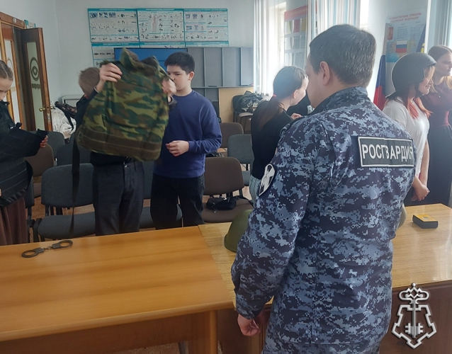 К 10-летию Росгвардии сотрудники вневедомственной охраны из Иркутской области познакомили школьников со службой в ведомстве