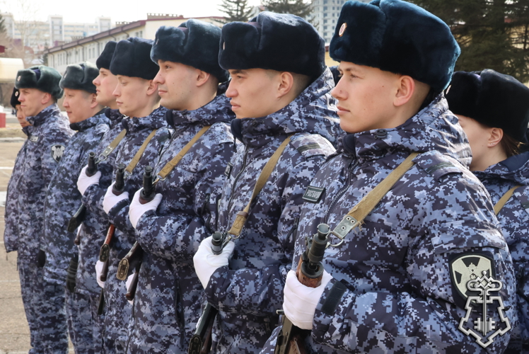 В рамках празднования 10-летия Росгвардии молодые сотрудники вневедомственной охраны из Иркутска торжественно приняли присягу 
