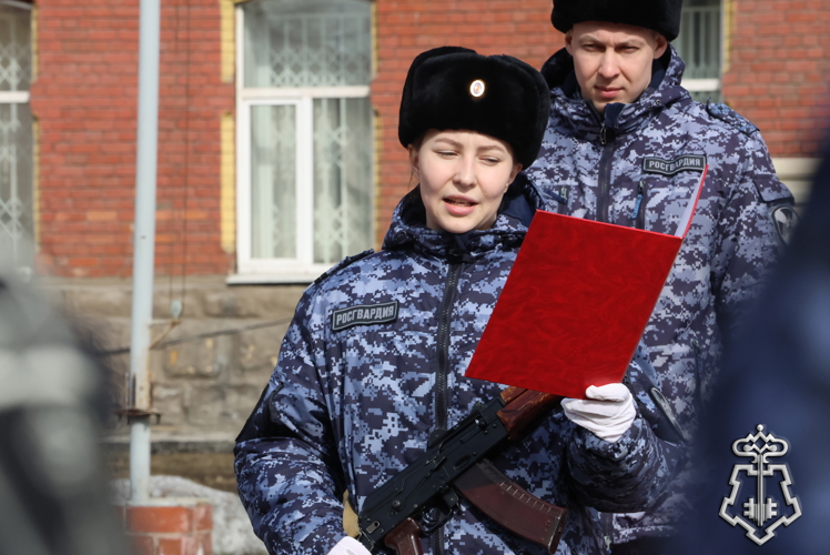 В рамках празднования 10-летия Росгвардии молодые сотрудники вневедомственной охраны из Иркутска торжественно приняли присягу 