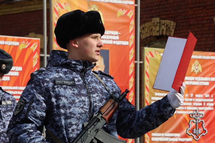 В рамках празднования 10-летия Росгвардии молодые сотрудники вневедомственной охраны из Иркутска торжественно приняли присягу 