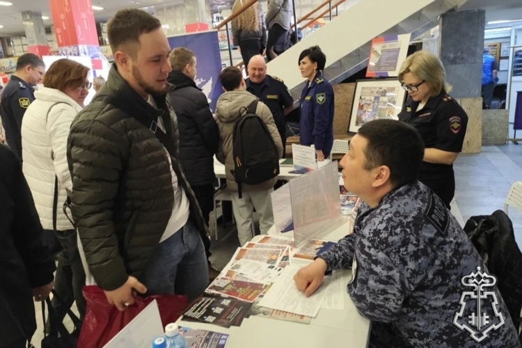 Офицеры Росгвардии представили ведомство на ярмарке трудоустройства в Иркутске