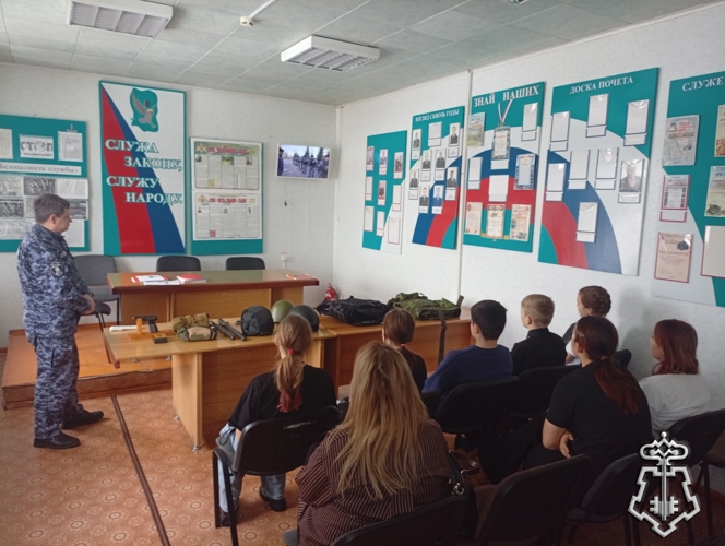 К 10-летию Росгвардии сотрудники вневедомственной охраны из Иркутской области познакомили школьников со службой в ведомстве