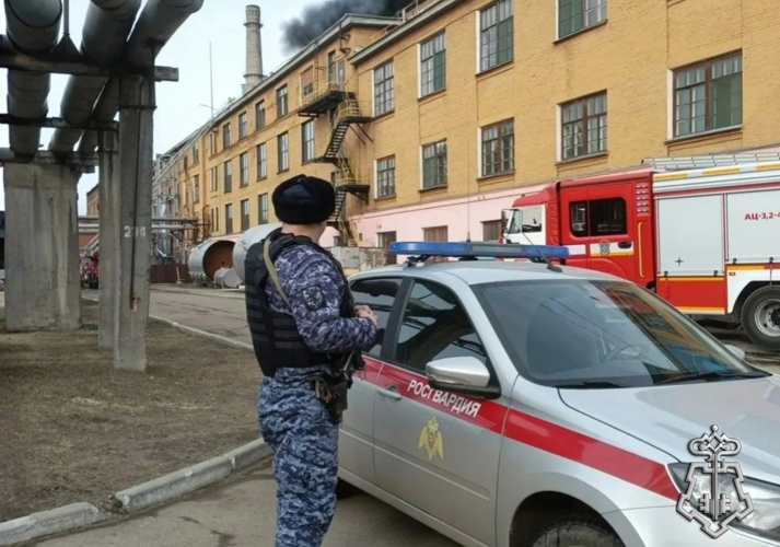 Сотрудники Росгвардии оказали помощь службам, принимавшим участие в тушении пожара на крупном предприятии в Иркутске 