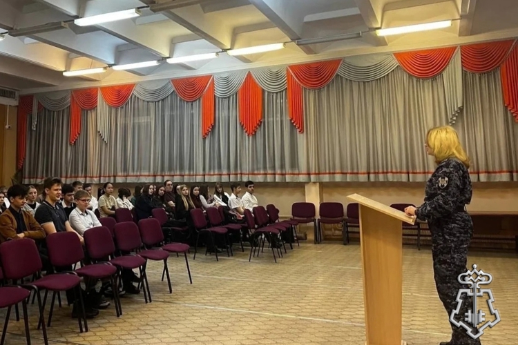 В Иркутской области офицер Росгвардии провела для школьников профориентационный урок «Кем быть? Подсказки от родителей»