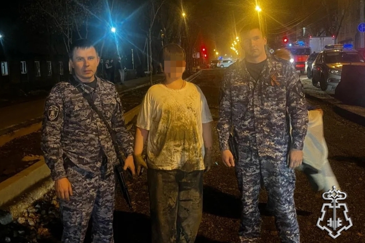 В Иркутске сотрудники Росгвардии спасли ребёнка, провалившегося в канализационный колодец