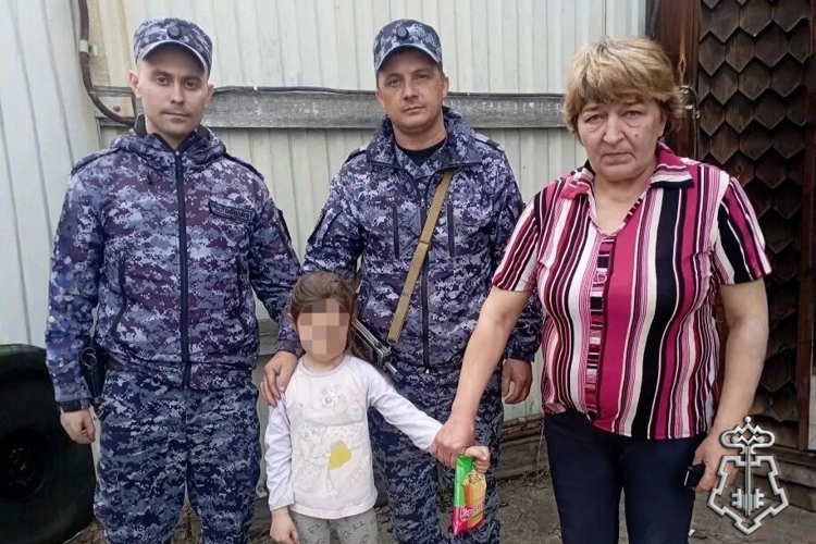 В Тулуне сотрудники Росгвардии нашли и вернули родителям потерявшуюся девочку