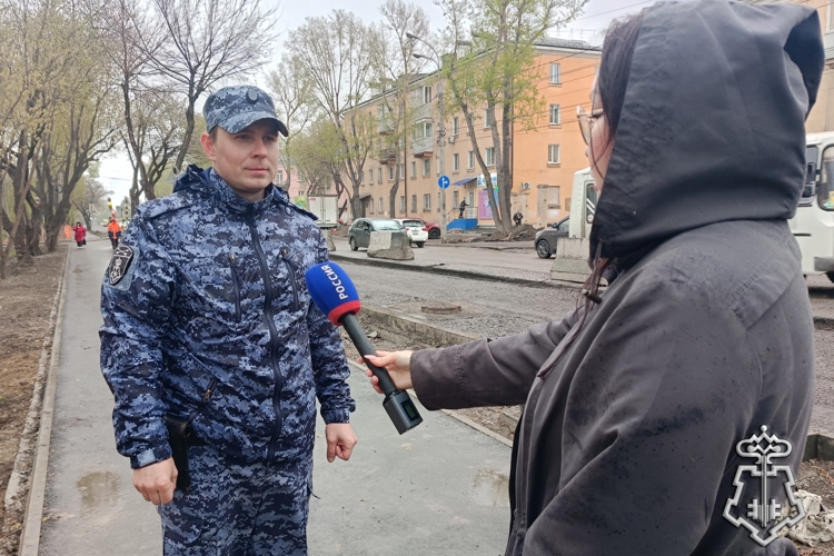 В Иркутске сотрудники Росгвардии спасли ребёнка, провалившегося в канализационный колодец (видео)