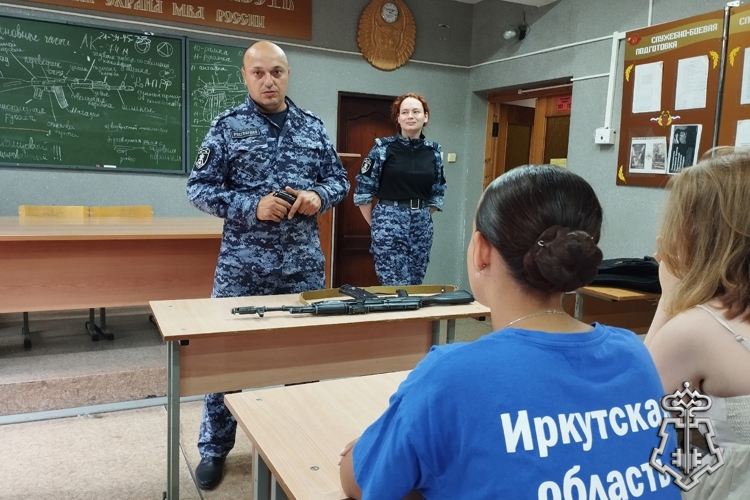 В Иркутской области к юбилею Росгвардии сотрудники вневедомственной охраны продолжают проводить встречи со школьниками