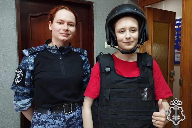 В Иркутской области к юбилею Росгвардии сотрудники вневедомственной охраны продолжают проводить встречи со школьниками