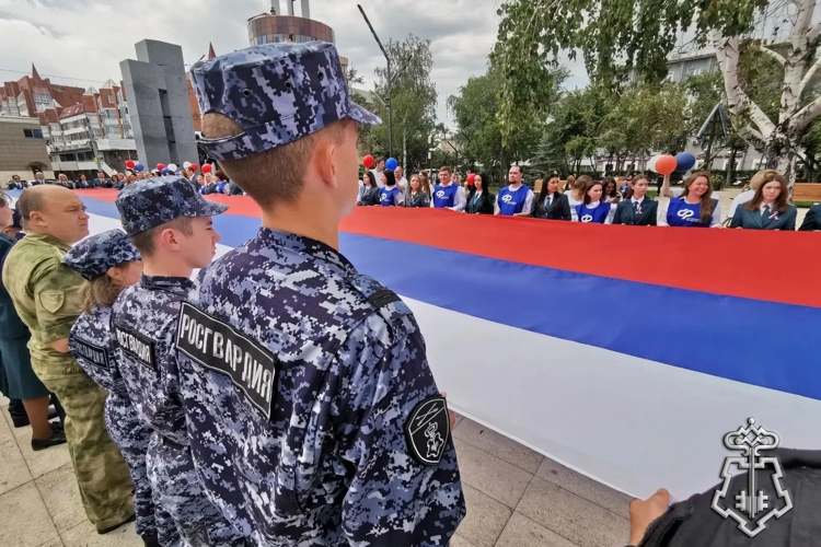 Ко Дню государственного флага России сотрудники вневедомственной охраны Росгвардии из Иркутской области приняли участие в праздничных мероприятиях