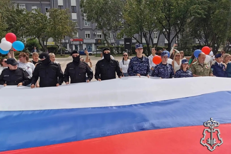 Ко Дню государственного флага России сотрудники вневедомственной охраны Росгвардии из Иркутской области приняли участие в праздничных мероприятиях
