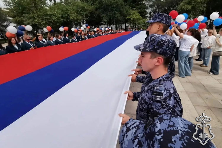 Ко Дню государственного флага России сотрудники вневедомственной охраны Росгвардии из Иркутской области приняли участие в праздничных мероприятиях