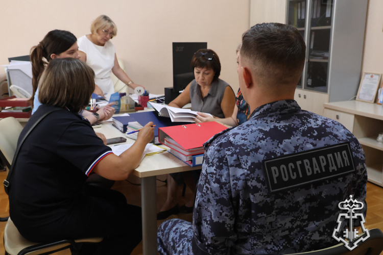 Росгвардейцы проверяют безопасность школ в городах Приангарья перед началом учебного года 