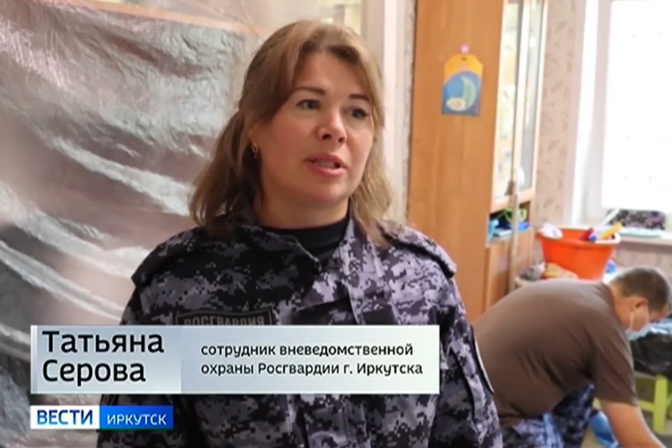 Ко Дню пожилого человека сотрудники вневедомственной охраны Росгвардии из Иркутска помогли сделать ремонт в квартире пенсионерки